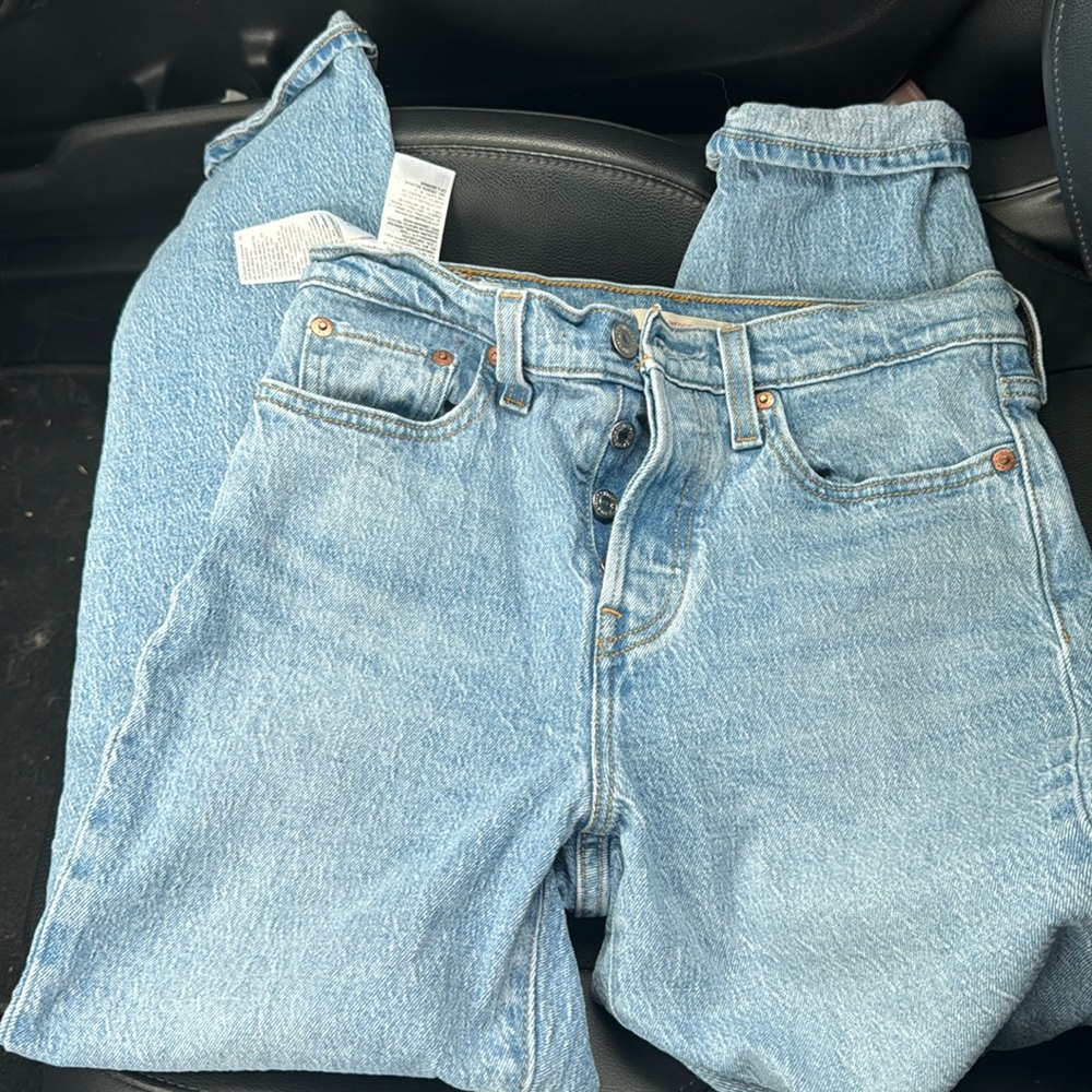 Levi straight fit wedgie jean like new. Worn once.